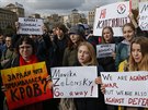 Protestující v Kyjev drí cedule s nápisy Za co jsme prolévali krev?, Krym,...