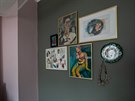 Zdi zdobí zarámované obrázky s tématikou Fridy Kahlo a kulaté zrcadlo. 