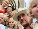 James Van Der Beek, jeho manželka Kimberly Brooková a jejich pět dětí Joshua,...