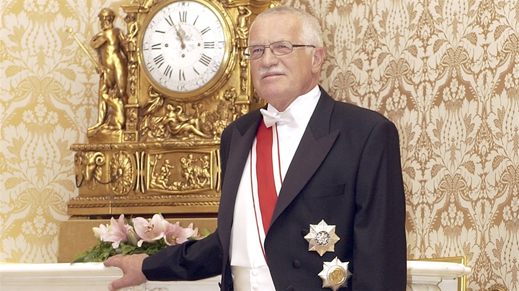 Václav Klaus ve fraku a s velkostuhou v dob�, kdy byl hlavou státu. (21. zá�í...