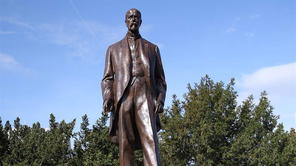 Na výstaviště se po 91 letech vrátil Masaryk, sochu vyfrézoval robot -  iDNES.cz