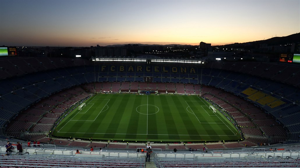 Potemnlý Camp Nou v Barcelon ped utkáním Ligy mistr proti Interu Milán.