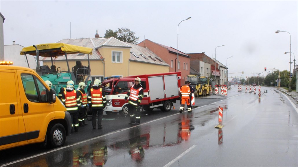 Hasičský vůz na okraji Olomouce narazil do odstaveného pracovního stroje když...