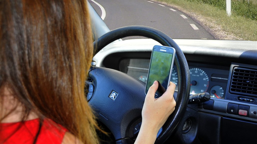 SMS za volantem odvádí pozornost od dění na silnici. Ilustrační foto