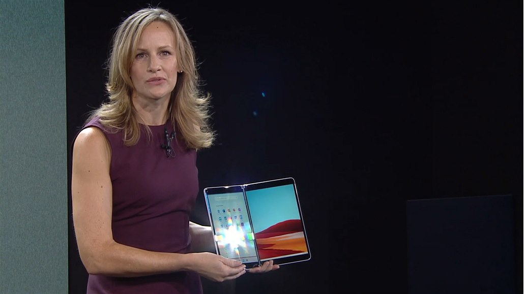 Microsoft právě ukázal nové Windows, dvoudisplejový notebook a tabletomobil