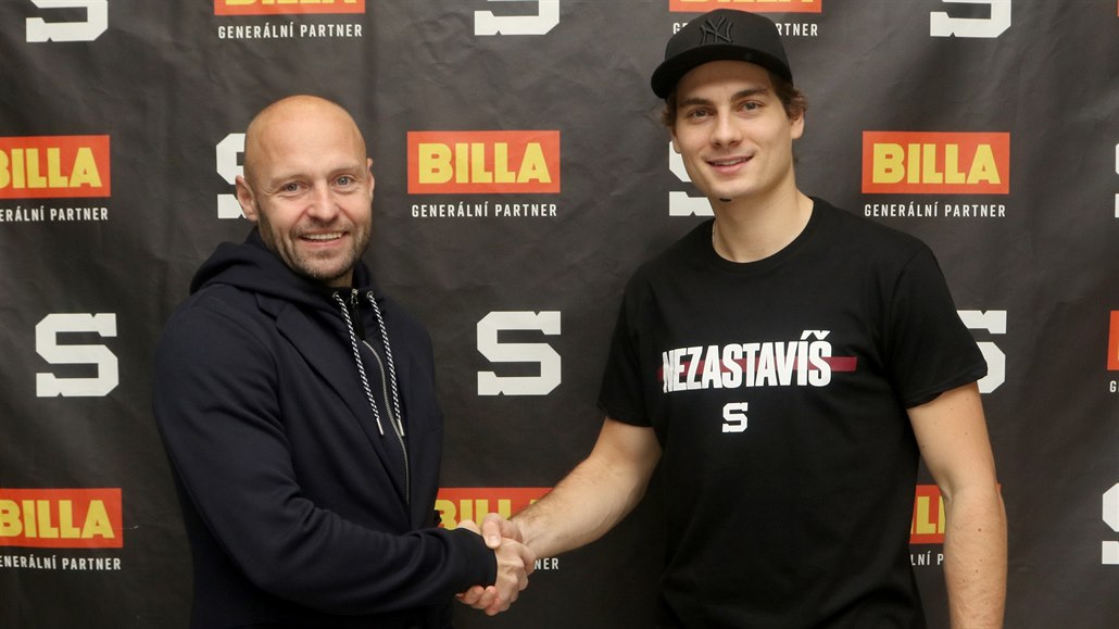 Sportovní manažer Sparty Jaroslav Hlinka (vlevo) vítá v klubu útočníka Davida...