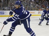 Hokejov tonk Auston Matthews z Toronto Maple Leafs pl na brnu.