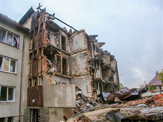 Po explozi a požáru v domě v Lenoře pomáhají lidé s úklidem okolí i sousedních...