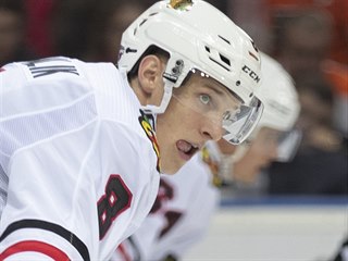 Dominik Kubalík, útočník Chicaga, čeká na vhazování v pražském utkání NHL proti...