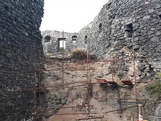 Na zřícenině hradu Šumburk pokračuje oprava torz zdiva