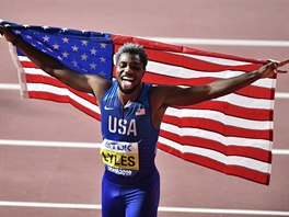 Američan Noah Lyles slaví titul mistra světa v běhu na 200 metrů.