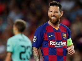 Lionel Messi s kapitnskou pskou bhem zpasu Ligy mistr mezi Barcelonou a...