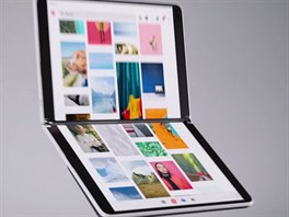 Notebook Surface Neo zvládne rozšířené zobrazení aplikace na dvou displejích.