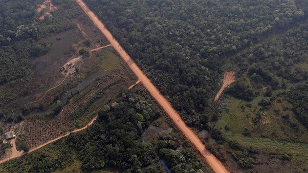 Letecký pohled na silnici BR-319 nedaleko brazilského města Humaita ve státě Amazonas (22. srpna 2019)