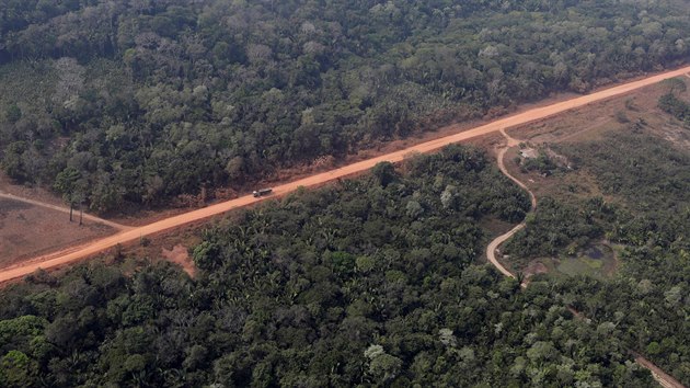 Leteck pohled na silnici BR-319 nedaleko brazilskho msta Humaita ve stt Amazonas (22. srpna 2019)