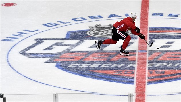 David Kmpf na trninku Chicaga v prask O2 aren ped zpasem NHL Global Series proti Philadelphii.