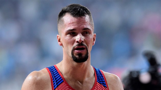 ÚNAVA. Jakub Holuša po rozběhu na 1500 metrů na MS v Dauhá.