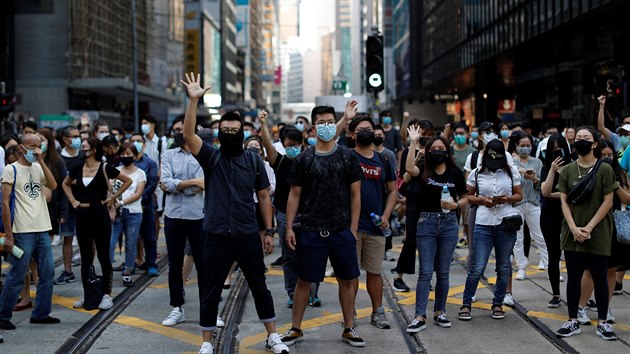 Protivldn demonstranti v centru Hongkongu nos masky i pes zkaz zahalovn. (4. jna 2019)