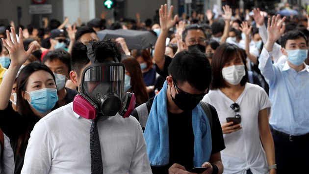 Protestujc v Hongkongu nos masky navzdory zkazu zahalovn obliej. (4. jna 2019)