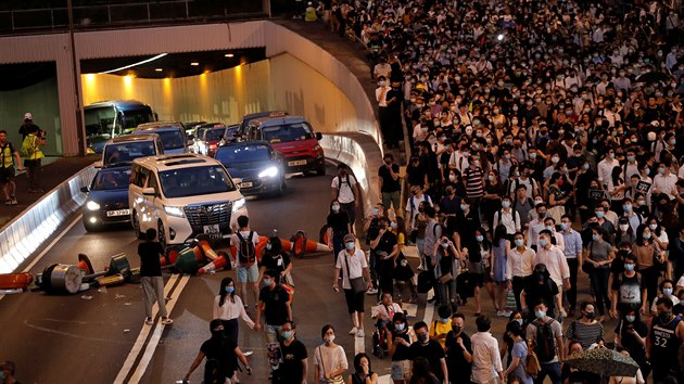 Pritivldn demonstranti blokujc ulici v centru Hongkongu. (4. jna 2019)
