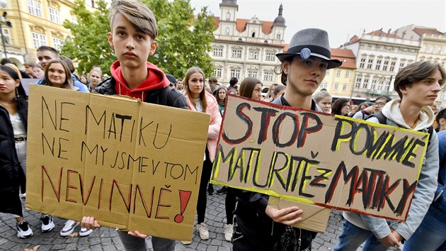 Stedokolci protestujc v Praze proti povinn maturit z matematiky. (4. jna 2019)