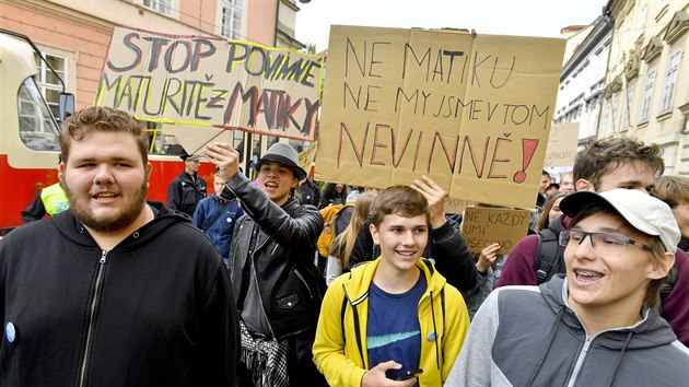 Stedokolci protestujc v Praze proti povinn maturit z matematiky. (4. jna 2019)