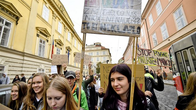 Stedokolci protestujc v Praze proti povinn maturit z matematiky. (4. jna 2019)