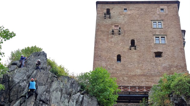 Pod bečovským hradem a zámkem je otevřená lezecká stěna.
