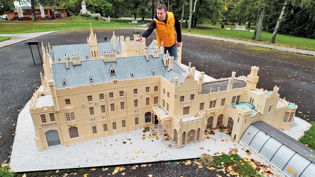 Tomáš Slifka u modelu zámku Lednice, který je novinkou v mariánskolázeňském Miniaturparku Boheminium.