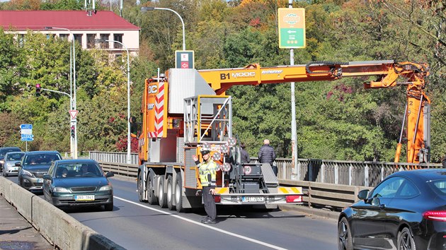 Dopravu na mostech pi jejich diagnostice dili policist.