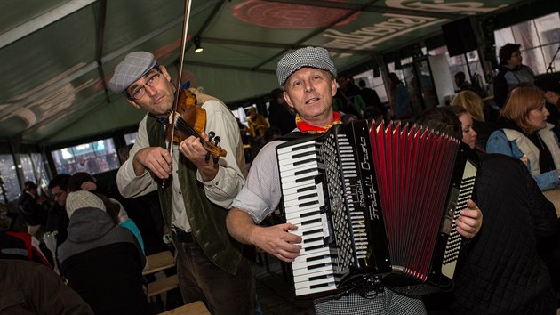 Muzikanti v pivnm stanu na festivalu Pilsner Fest v plzeskm pivovaru (5. jna 2019).