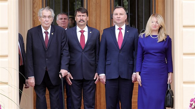 Summit prezident V4 na zmku v Lnech. Na snmku Milo Zeman, Jnos der, Andrzej Duda, Zuzana aputov (2. jna 2019)