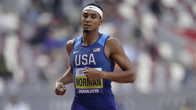 Vítěz Diamantové ligy v běhu na 400 metrů Michael Norman během rozběhu na MS v Dauhá.