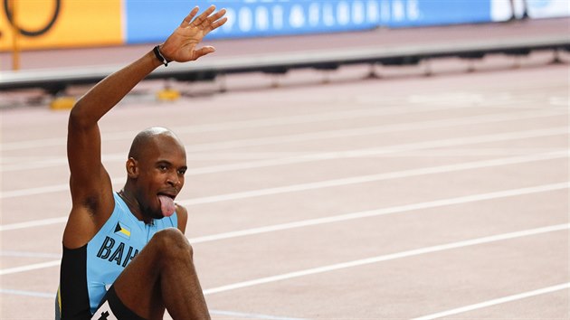 Sprinter Steven Gardiner z Baham slaví titul mistra světa na trati 400 metrů.