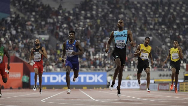 Závěr běhu na 400 metrů mužů na MS v Dauhá.