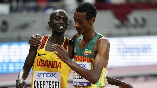 Vytrvalec Joshua Cheptegei z Ugandy ovládl závod na 10 000 metrů na MS v Dauhá.