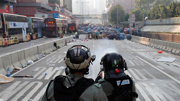 Policie poprv proti protestujcm v Hongkongu pouila ostrou palbu. (1. jna 2019)