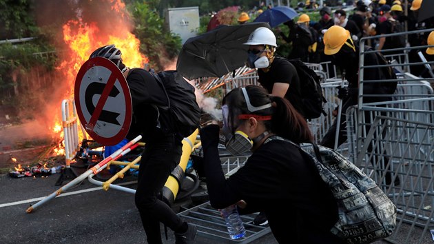 Desetitisce lid, obleench do ern barvy, se zapojily do protestnho prvodu v centru Hongkongu. (1. jna 2019)