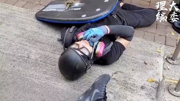 Policie poprv proti protestujcm v Hongkongu pouila ostrou palbu. Jednoho studenta trefila do hrudnku. (1. jna 2019)