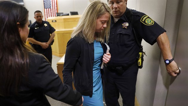 Soud v texaskm Dallasu odsoudil na deset let policistku Amber Guygerovou. (3. jna 2019)