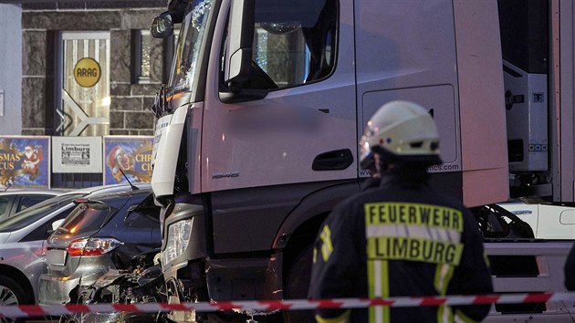 V Limburgu na zpad Nmecka najdl Syan kamionem do aut. (7. jna 2019)