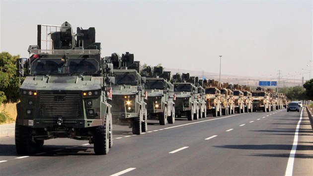 Tureck vojensk konvoj pijd na turecko-syrsk hranice. (9. jna 2019)