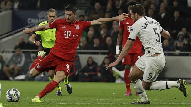 Robert Lewandowski (Bayern Mnichov) se ot a stl druh gl svho celku do st Tottenhamu Hotspur.