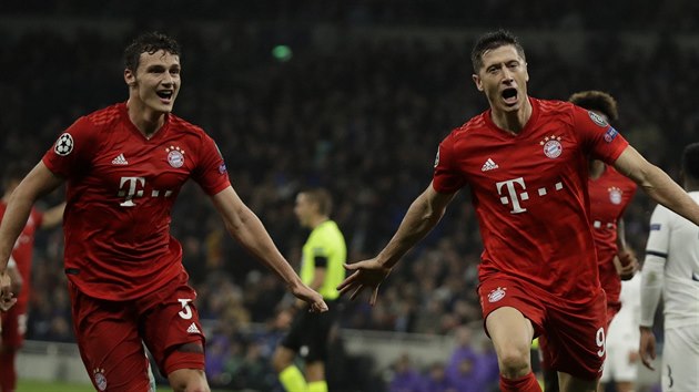 Polsk forvard Robert Lewandowski z Bayernu Mnichov oslavuje svj zsah proti Tottenhamu.