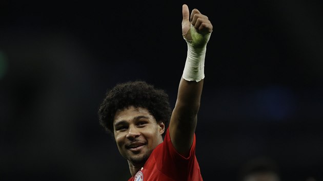 Serge Gnabry dkuje fanoukm po nejlepm utkn sv kariry, Tottenhamu naszel tyi branky.