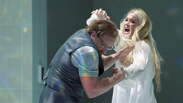 Gnther Groissbck jako Vodnk a Maria Bengtssonov jako Rusalka v inscenaci Dvokovy opery v Theater an der Wien