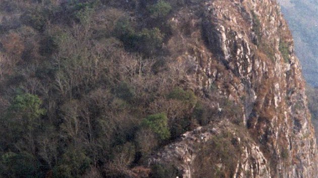 sten pohled na laoskou horu Phou Pha Thi (rok 1984). Na sti jejho hebenovho vrcholu se za vietnamsk vlky nachzela tajn americk zkladna Lima Site 85.