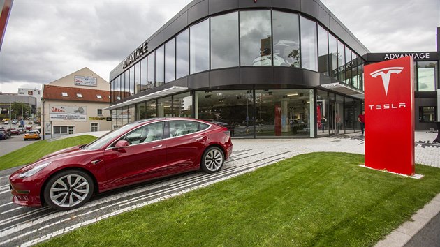 Prvn esk showroom automobilky Tesla je v praskch Vysoanech.