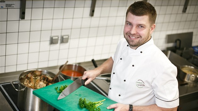 Ji Roith, kucha a majitel restaurace Nad Jezerem, pzuje v kuchyni bistra Na Fialce, kterou pomhal zaizovat.