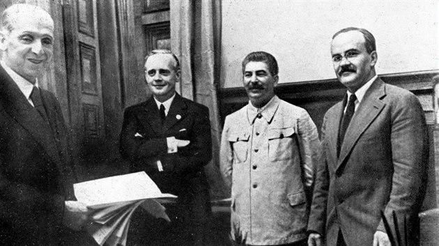 Nebudeme na sebe toit. Prv to tvrdil nmecko-sovtsk pakt z 23. srpna 1939. Na snmku je Hitlerv ministr zahraninch vc Joachim von Ribbentrop (druh zleva), sovtsk vdce Stalin a jeho ministr zahraninch vc Vjaeslav Molotov.